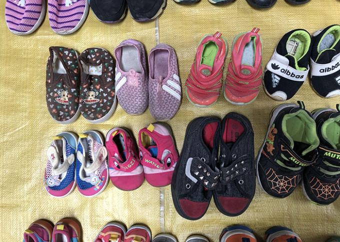 De Schoenen van de Tweede Handkleren van kinderen/Kleurrijke Gebruikte Sportenschoenen voor de Zomer